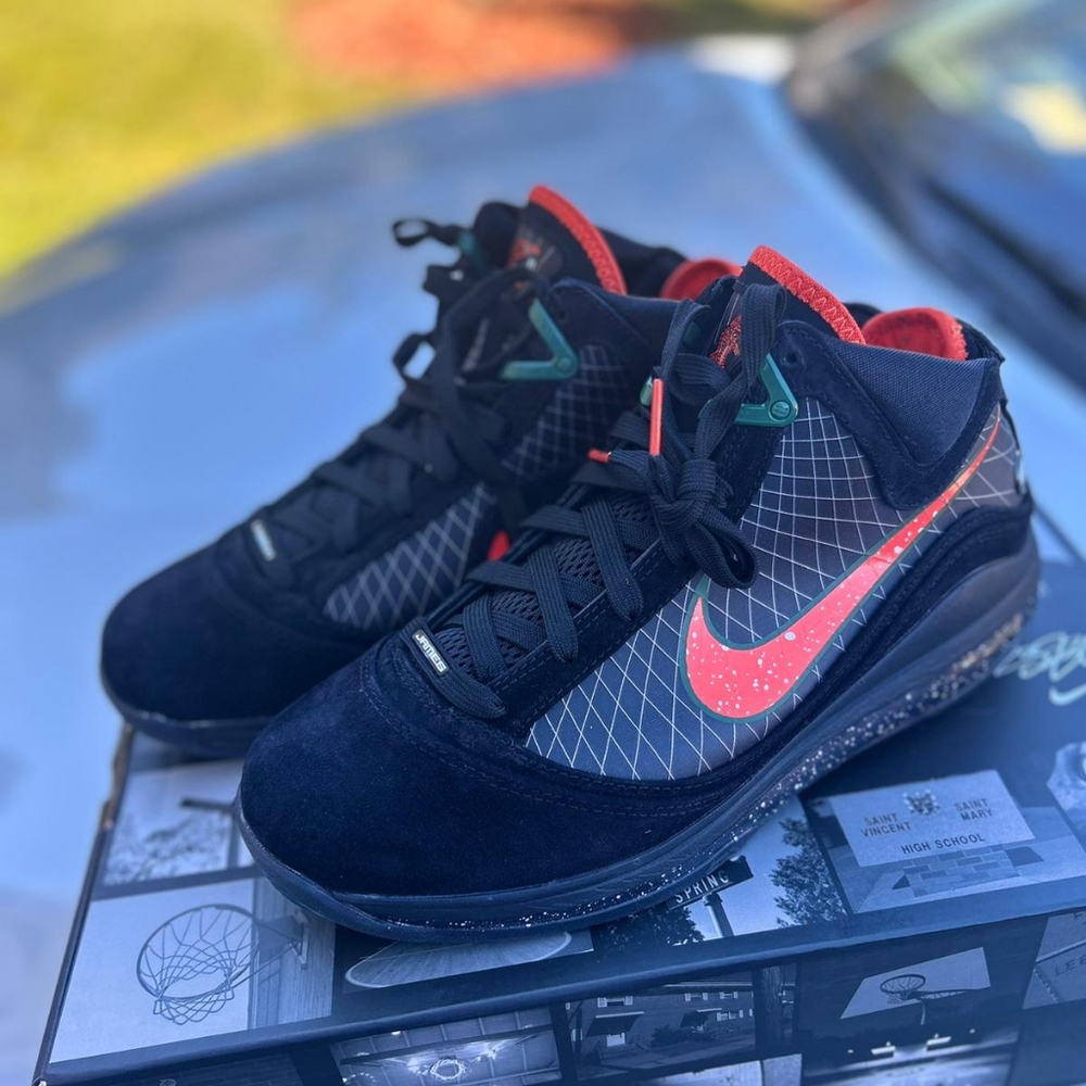 Basketball shoes NIB.